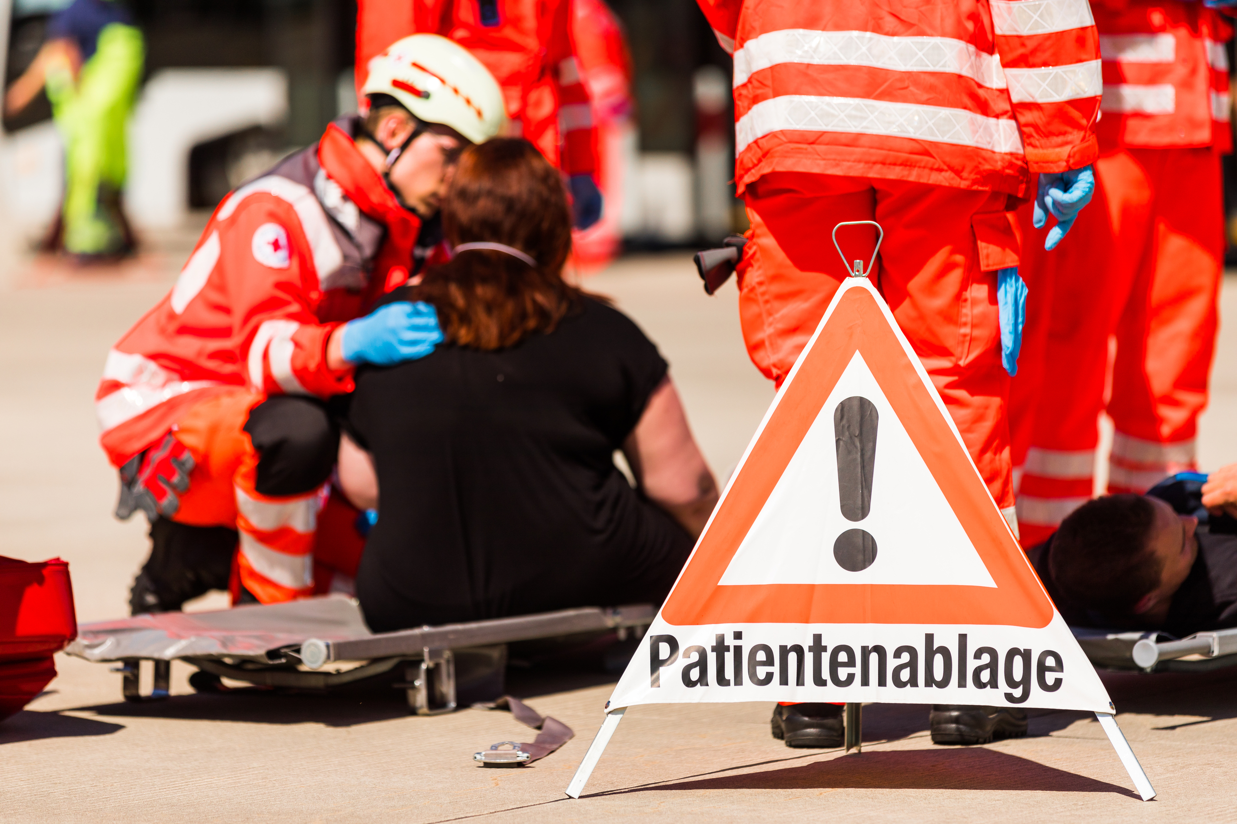 Einsatzübung von DRK und Feuerwehr auf dem Flughafen Dresden