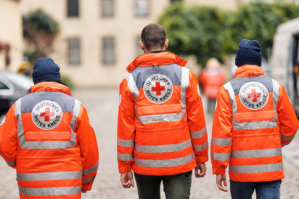 Symbolfoto Einsatzkräfte mit Rettungsdienstjacken