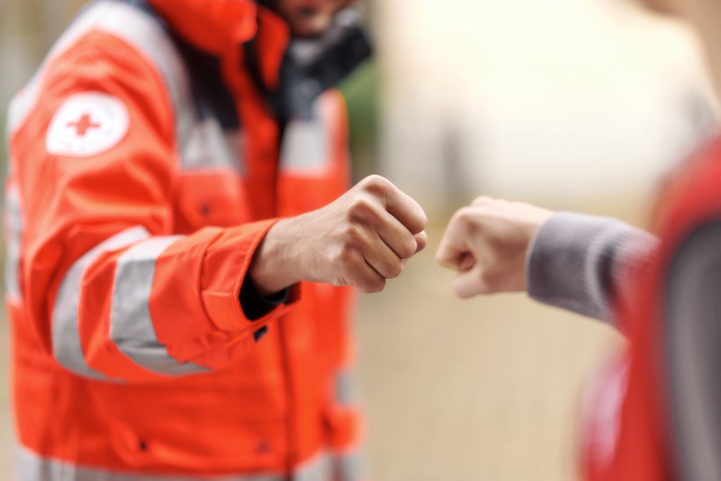 Symbolfoto Begrüßung mit der Faust (Faustgruß oder Faustcheck)